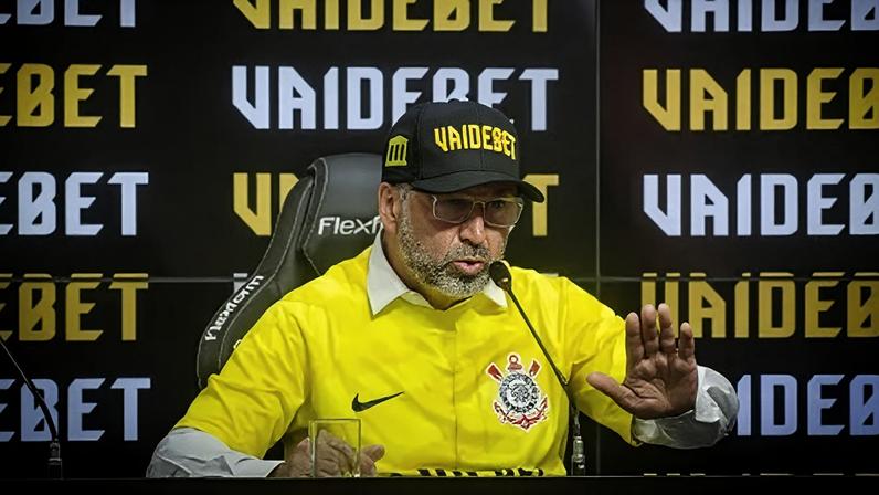 Augusto Melo com o boné da VaideBet no dia de apresentação da patrocinadora