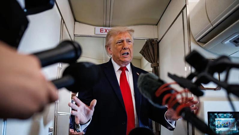 O presidente dos EUA, Donald Trump, conversa com repórteres a bordo do Air Force One na última sexta-feira (05) a caminho de Wisconsin. Foto: Samuel Corum/Getty Images