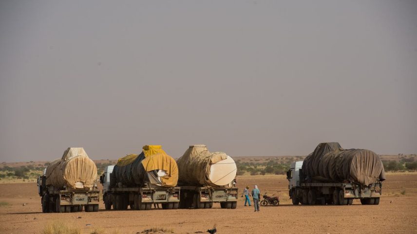 Cuatro camiones con grandes cisternas de agua y combustible en el desierto del Sáhara, en una fotografía de archivo de octubre de 2018, cerca de Agadez, Níger.