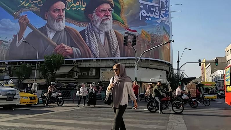 Un cartel en Teherán muestra al ayatolá Jomeini, fundador de la República Islámica, y el líder supremo iraní Alí Jameneí, muerto en bombardeo en el primer día de guerra