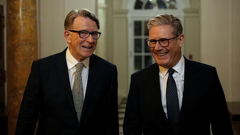Peter Mandelson recibe a Keir Starmer en la residencia del embajador británico en Washington, el 26 de febrero de 2025