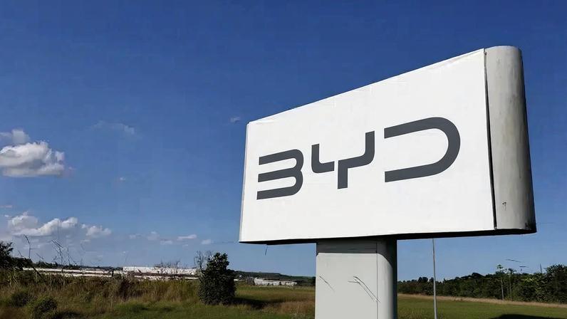 Pentágono acusa Alibaba e BYD de ajudar o Exército Chinês; Pequim protesta