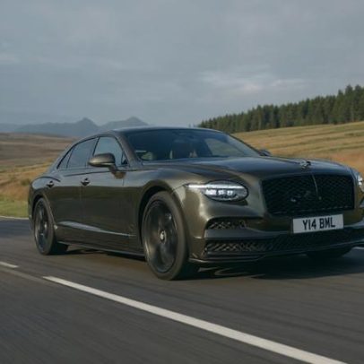 Bentley Flying Spur estreia nova geração com visual mais limpo e foco híbrido