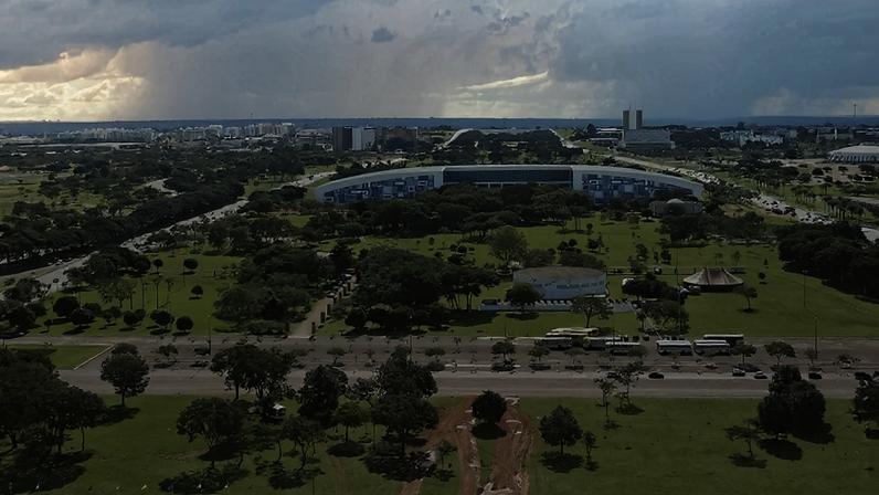 Brasília teve pancada de chuva com granizo em 1/6/2026, um evento raro nesta época do ano (Foto: Getty Images)