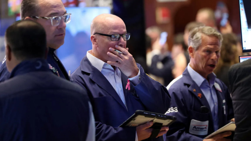 Operadores na Bolsa de Nova York na segunda-feira: queda nas ações de tecnologia (Foto: Brendan McDermid / Reuters)