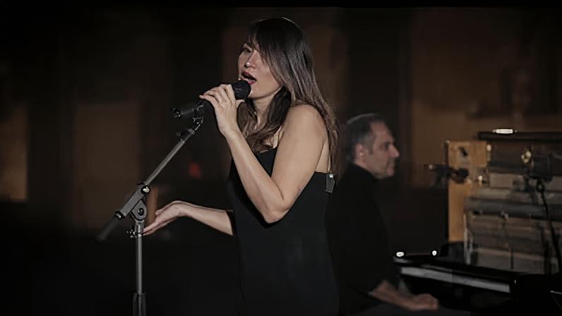 Irã condena 74 chibatadas à artista Parastoo Ahmadi por cantar sem véu no YouTube