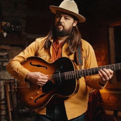 Caleb Caudle lança álbum que aborda o caos do mundo