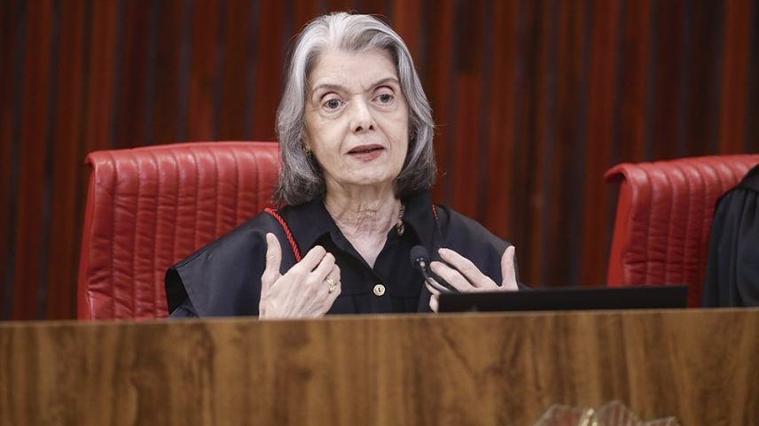 A ainda presidente do TSE parece subestimar o impacto dos deepfakes – Imagem: Alejandro Zambrana/TSE