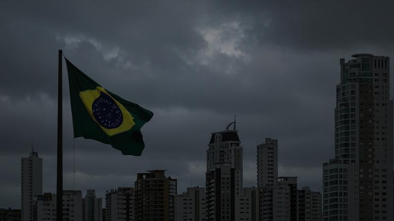 Oxford Economics aponta buracos fiscais e riscos de dívida no Brasil