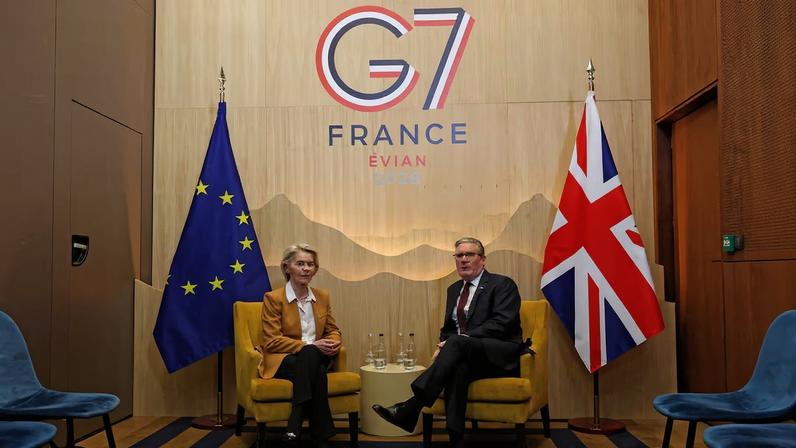 La presidenta de la Comisión Europea, Ursula von der Leyen, y el primer ministro británico, Keir Starmer, el martes en la cumbre del G-7.