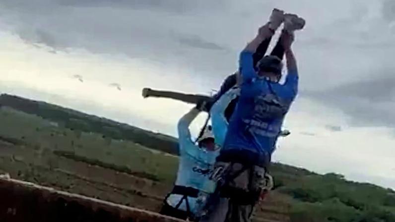 Jovem morre ao ser lançada de ponte durante bungee jump no Brasil
