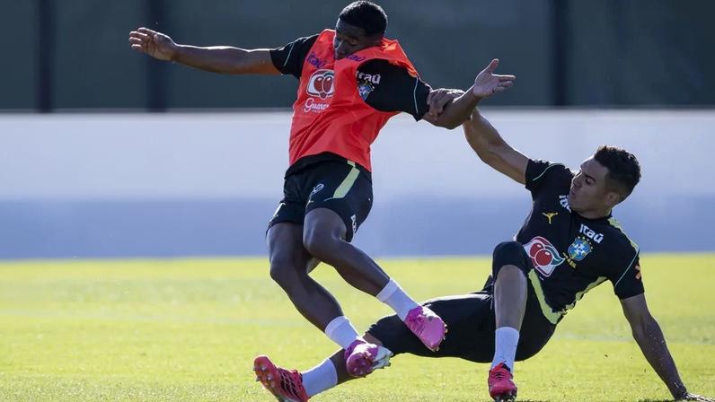 Carrinho de Casemiro em Endrick marca treino da Seleção Brasileira