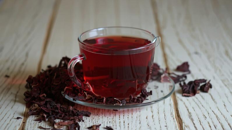 Chá de hibisco com canela (Imagem: Mironmax Studio | Shutterstock)