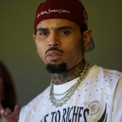 Caso de ataque com cão envolvendo Chris Brown é adiado por nulidade processual