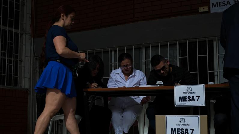 Colômbia decide neste domingo entre candidato pró-Trump e herdeiro de Petro
