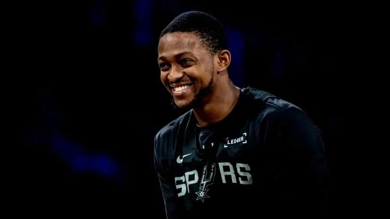 Mitch Johnson confia em De’Aaron Fox e ignora críticas