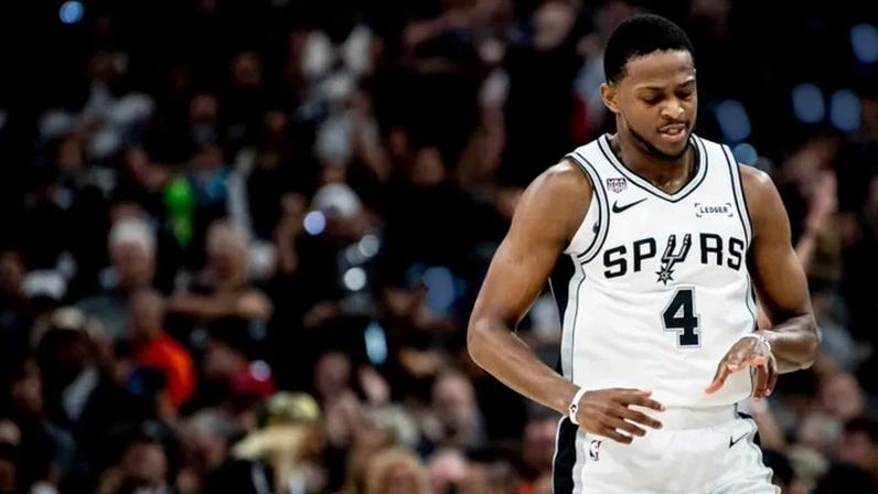 De'Aaron Fox supera Nick Anderson em atuação na partida