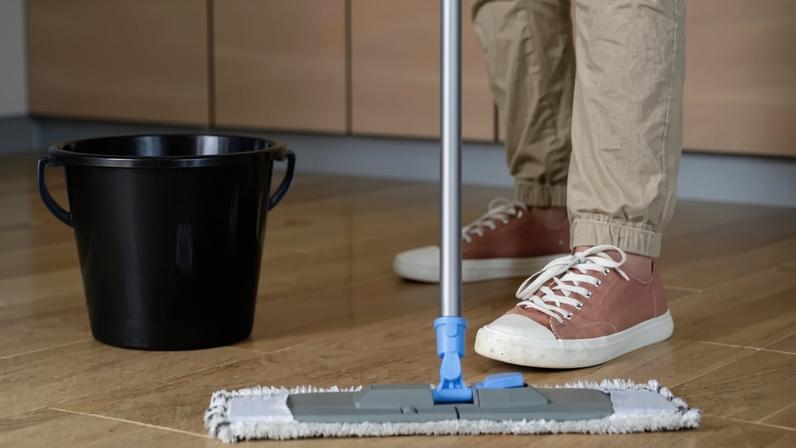 MOP tradicional ou spray: como escolher o melhor aliado da limpeza