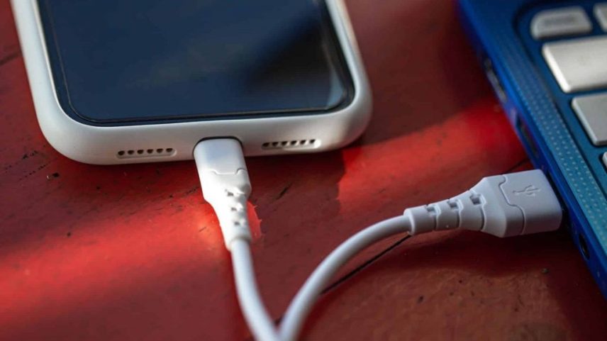 Celular e carregador pirata: por que a Anatel quer barrar esses produtos?