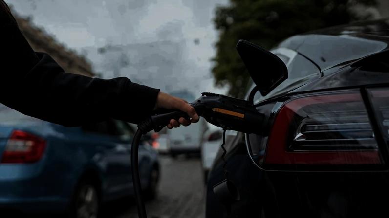 Carros elétricos terão 35% de imposto a partir de 2026, afetando preços
