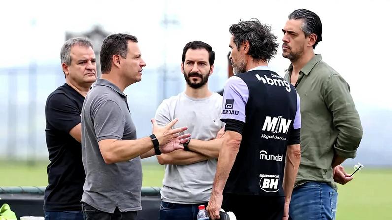 Diretoria do Atlético com Eduardo Domínguez (Foto: Pedro Souza / Atlético)