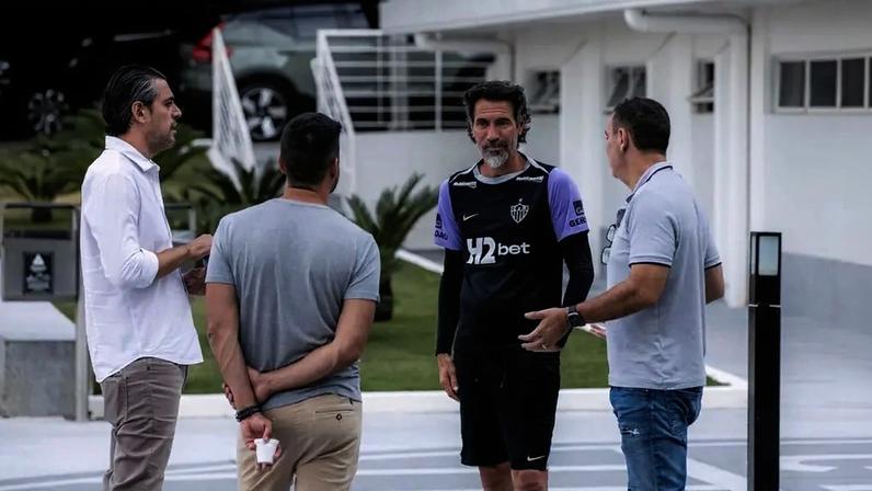 Diretoria e comissão técnica do Atlético (Foto: Pedro Souza / Atlético)