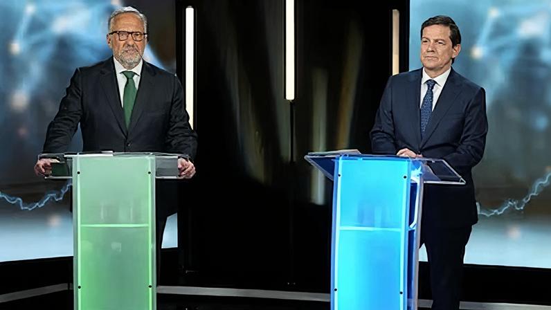 El líder de Vox en Castilla y León, Carlos Pollán, y el presidente en funciones y candidato del PP a la Junta, Alfonso Fernández Mañueco, en uno de los debates electorales, en marzo.