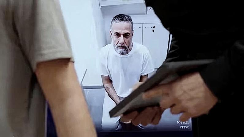 Hussam Abu Safiya, en la pantalla, en la vista del Tribunal Supremo de Israel, este miércoles en Jerusalén.