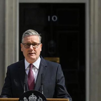 Keir Starmer deixa o cargo de premiê após queda de popularidade