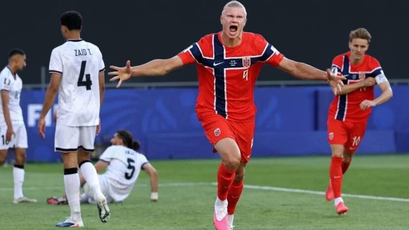 Justin Setterfield/Getty Images Erling Haaland, jogador da Noruega, em jogo com o Iraque