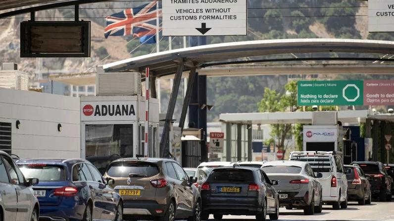 Veículos cruzam a fronteira da Espanha com Gibraltar, em La Línea de la Concepción, no sul do território espanhol, em 12 de junho de 2025. Foto: Jorge Guerrero/AFP