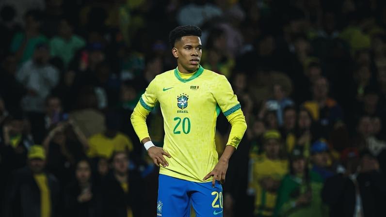 Estêvão com a camisa da Seleção Brasileira (Foto: @rafaelribeirorio/CBF)