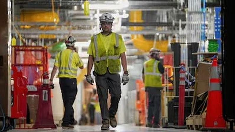 Varios trabajadores participan en la construcción del centro de datos de Microsoft en Mount Pleasant, Wisconsin, el pasado 18 de septiembre.