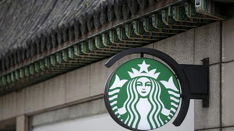 Un logo de Starbucks de una cafetería de Seúl.