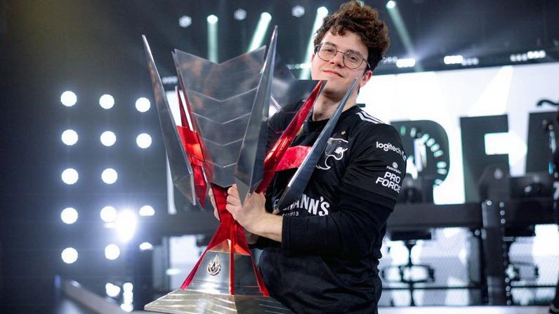 Na foto, Tutsz, mid-laner da FURIA