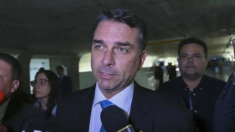 Flávio Bolsonaro rebate acusações culpando Lula por discurso antiamericano (Foto: Ton Molina/Agência Senado)