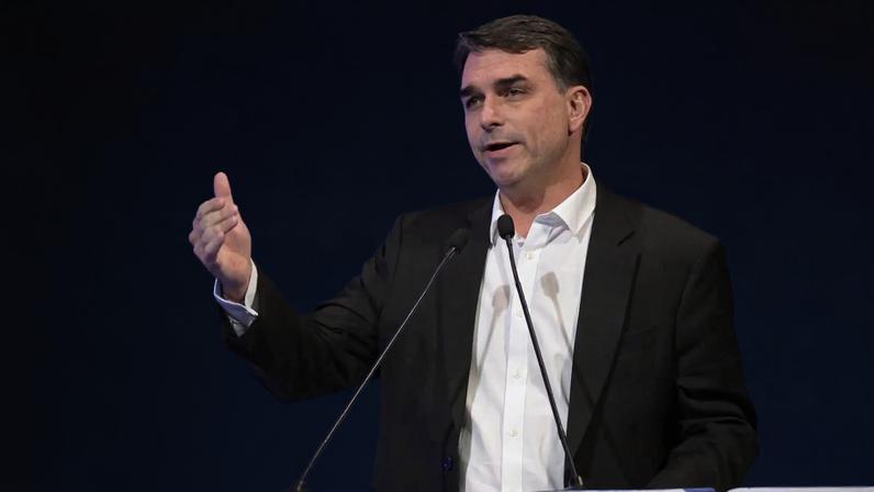 Flávio promete reduzir impostos e volta a ter relações pragmáticas com os EUA