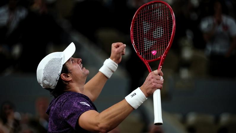 João Fonseca após derrotar Casper Ruud, em Roland Garros, em 31 de maio de 2026. Foto: Dimitar Dilkoff/AFP