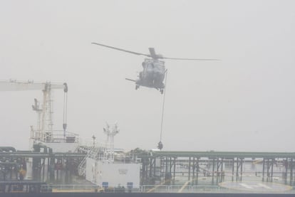 Un helicóptero, durante la incautación del petrolero ruso 'Tagor'.