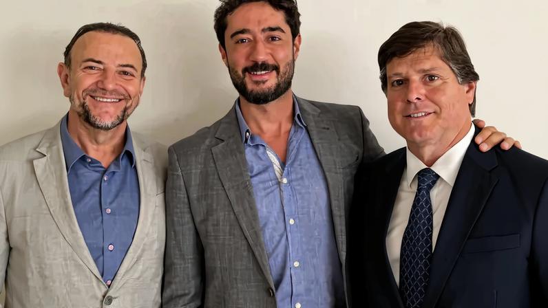 O pré-candidato ao governo de Minas, Gabriel Azevedo, ao lado de Edinho Silva e Baleia Rossi, presidentes do PT e do MDB, respectivamente - Reprodução/Instagram