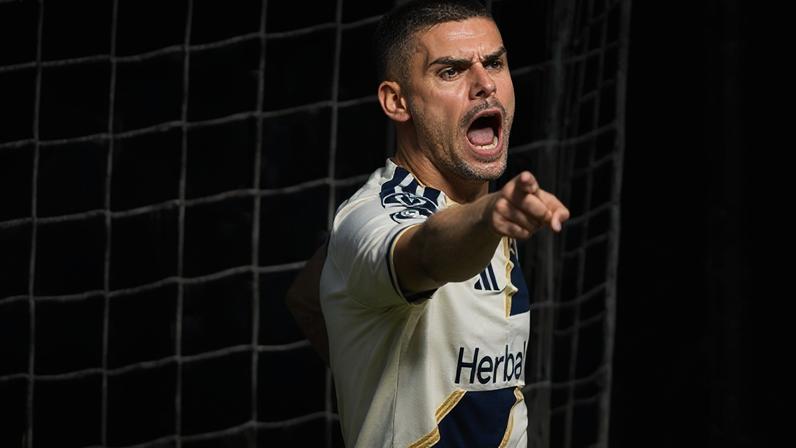 Pec marcou o hat-trick da vitória do LA Galaxy