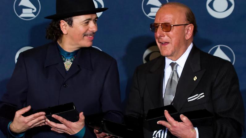 LOS ANGELES, CALIFORNIA - FEBRUARY 23 : Multi-Grammy Winner Carlos Santana backstage with Clive Davis at the Grammy Awards Show, February 23, 2000 in Los Angeles, California. (Photo by Bob Riha, Jr./Getty Images)
