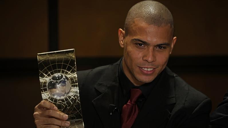 MADRID - DECEMBER 17: Ronaldo of Brazil holds his trophy aloft Ronaldinho no Fifa The Best de 2002, na época, ainda chamado de FIFA World Player Award