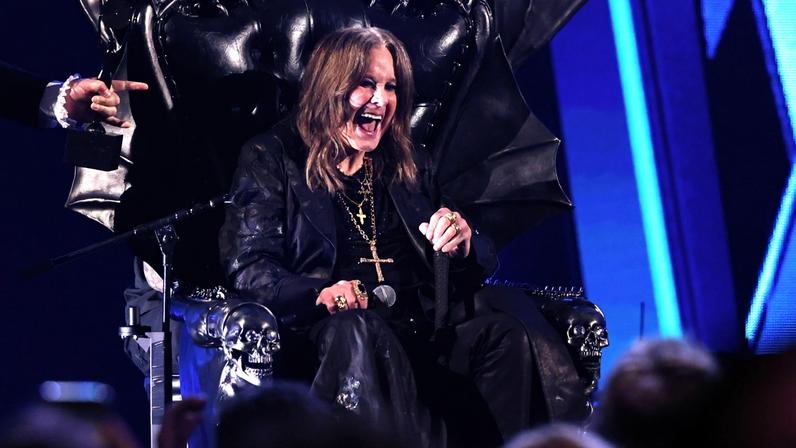 Trono de morcego de Ozzy Osbourne do último show chega a exposição em Birmingham