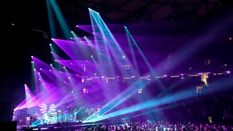 Fã morre após queda de posição elevada no show do Goose no MSG