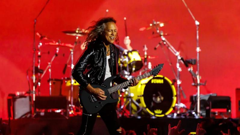 Kirk Hammett cai do palco dias depois de irritar fãs de Taylor Swift