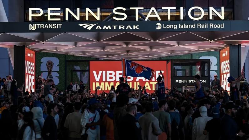 Torcida do Knicks reunida na Penn Station após título da Conferência Leste- ao fundo, banners da Copa do Mundo (David Dee Delgado/Getty Images)