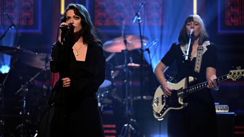 Violet Grohl faz apresentação marcante de 'Bug in the Cake' no Fallon