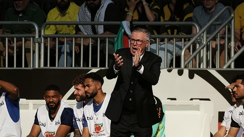 Carlo Ancelotti em amistoso contra Egito