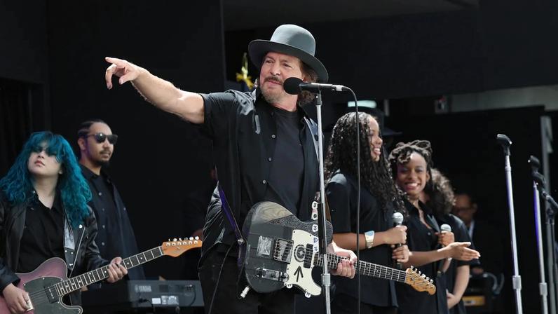 Artistas See the Roots e Eddie Vedder se apresentam na abertura do Obama Center